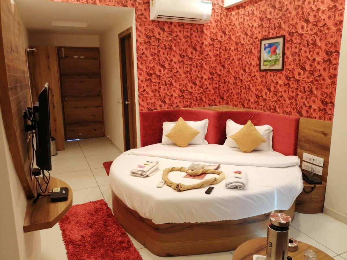 Hotel Golden City ואדודרה מראה חיצוני תמונה
