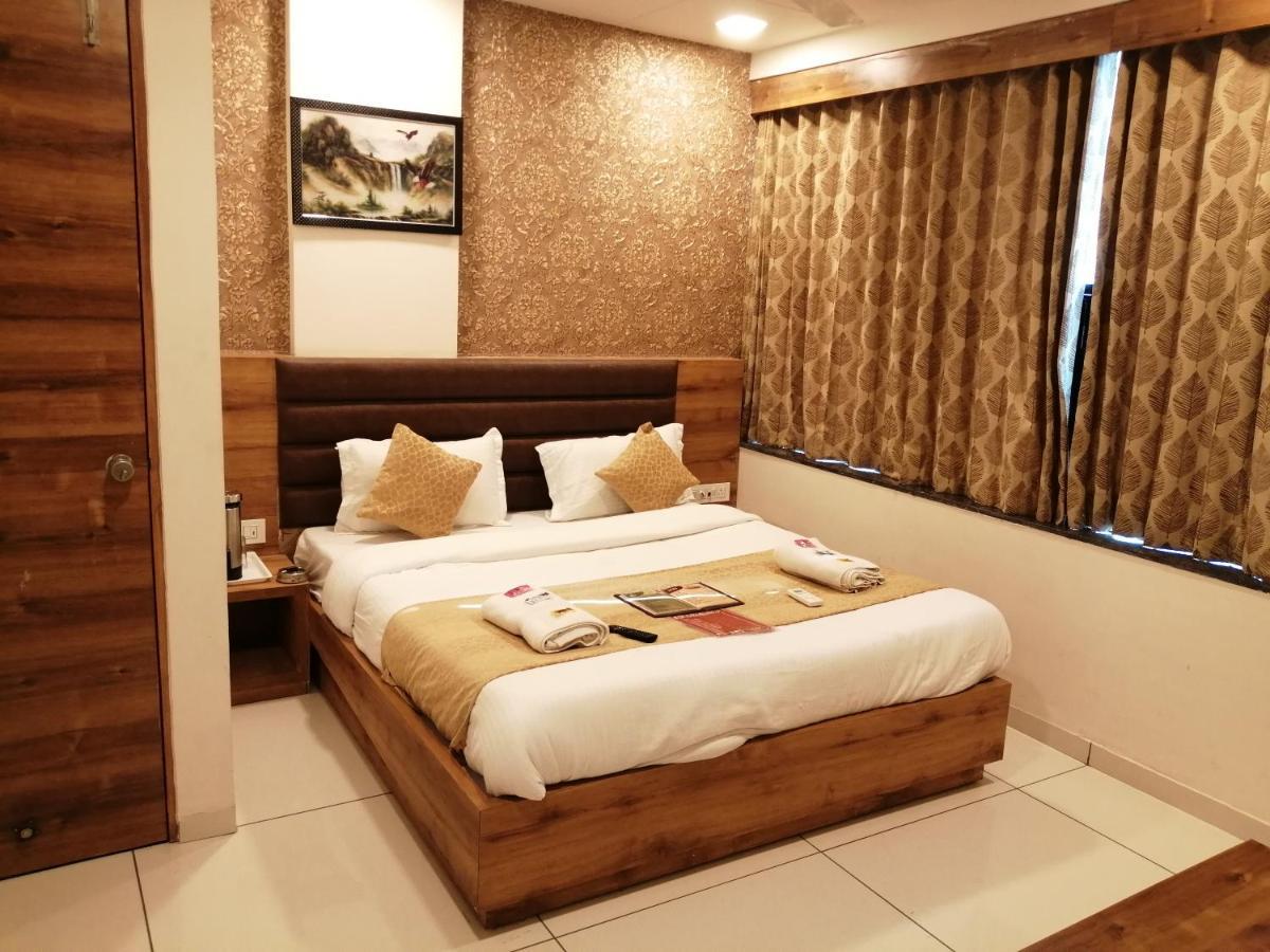 Hotel Golden City ואדודרה מראה חיצוני תמונה