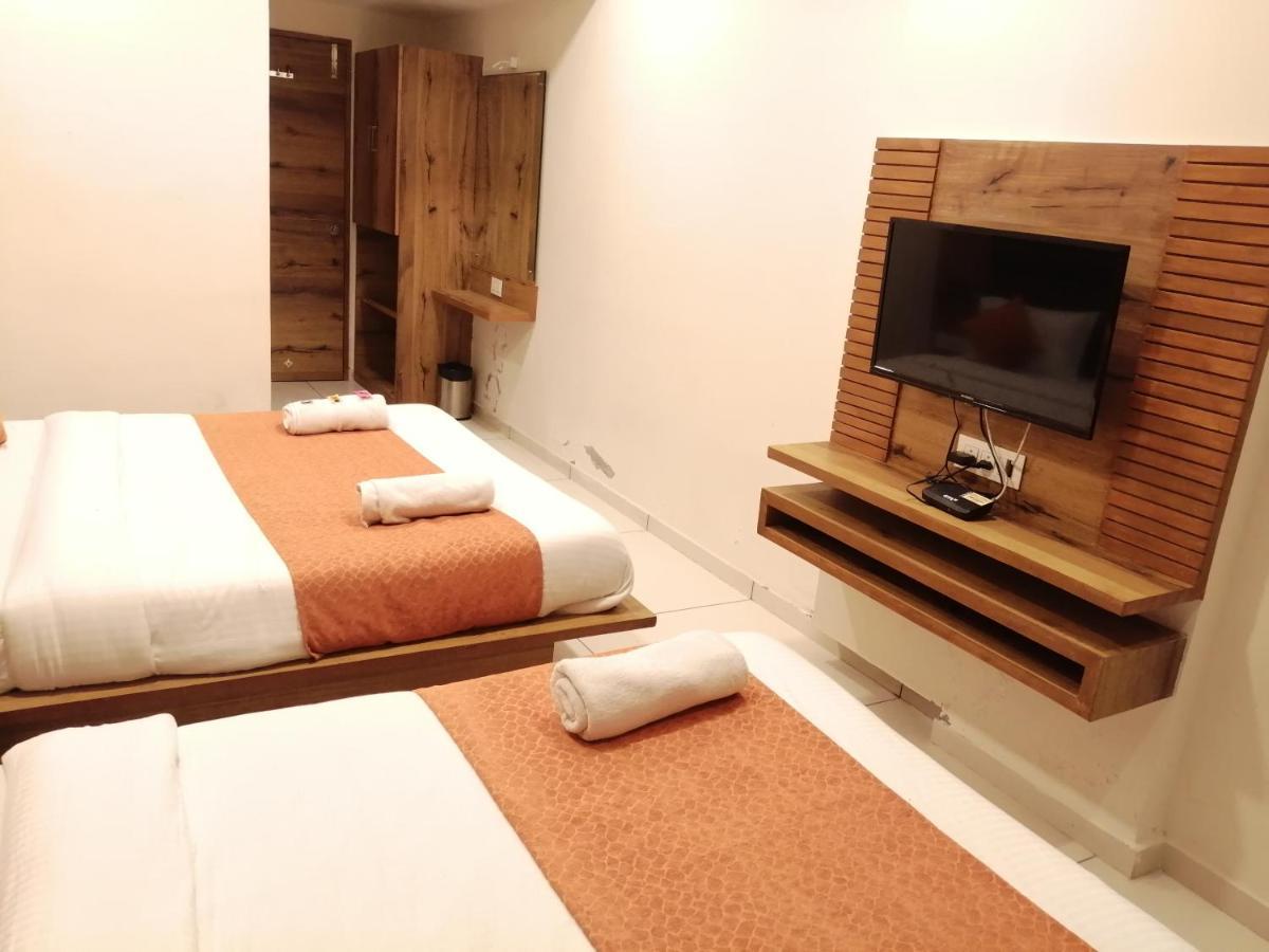 Hotel Golden City ואדודרה מראה חיצוני תמונה