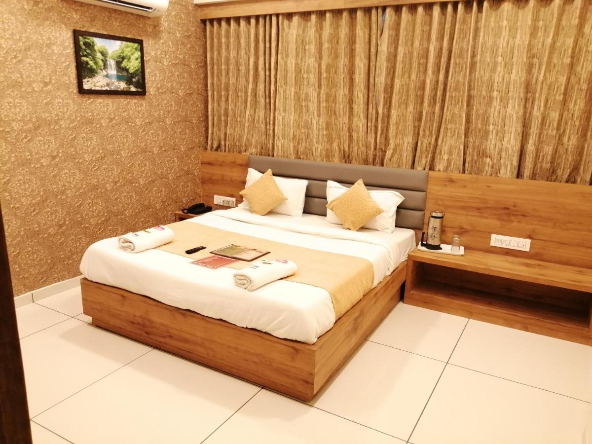 Hotel Golden City ואדודרה מראה חיצוני תמונה